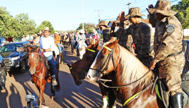  Governador Wanderlei Barbosa prestigia a cavalgada do Festejo de Nossa Senhora Aparecida e destaca a importância da fé e da cultura popular no Tocantins - Foto: Ademir dos Anjos/Governo do Tocantins