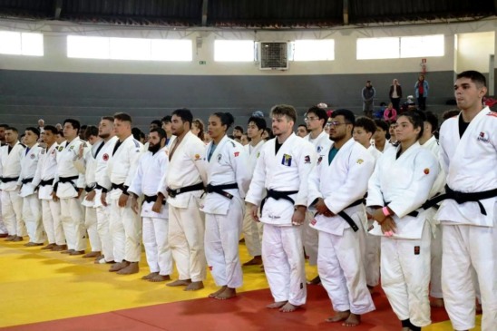 Os atletas e técnicos tocantinenses Gabriel Henrique [terceiro da direita para a esquerda] e Héron Campos [na sequência] perfilados junto a outros participantes do treinamento - Foto: Ascom Prefeitura de Aguaí