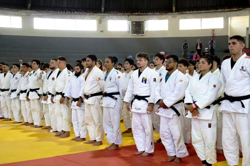 Os atletas e técnicos tocantinenses Gabriel Henrique [terceiro da direita para a esquerda] e Héron Campos [na sequência] perfilados junto a outros participantes do treinamento - Foto: Ascom Prefeitura de Aguaí