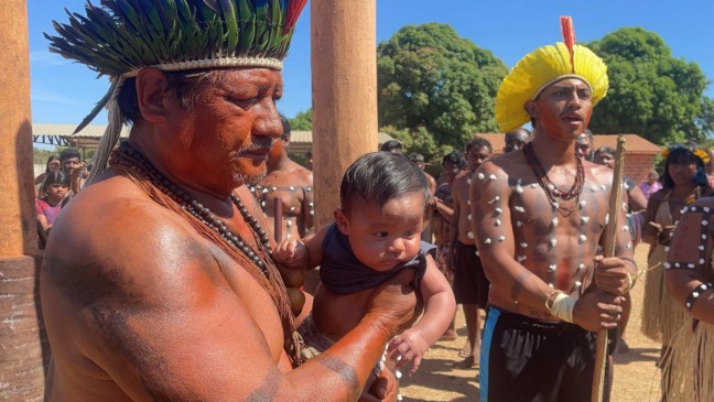 Bebê Xerente é conduzido à cerimônia de nomeação dos meninos durante o encerramento da festa cultural Dasĩpê, na aldeia Funil - Crédito: Julyana Batista Aires/Governo do Tocantins