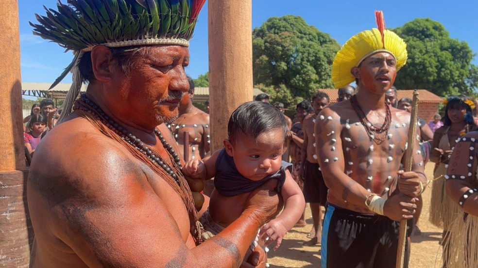 Bebê Xerente é conduzido à cerimônia de nomeação dos meninos durante o encerramento da festa cultural Dasĩpê, na aldeia Funil - Crédito: Julyana Batista Aires/Governo do Tocantins