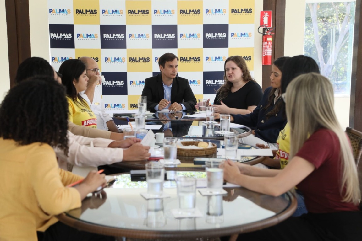 Pastor Velozo recebe aprovados dos concursos da saúde e da educação e diz que precisa “conciliar as nomeações com a responsabilidade fiscal” Pastor Velozo recebe aprovados dos concursos da saúde e da educação e diz que precisa “conciliar as nomeações com a responsabilidade fiscal”