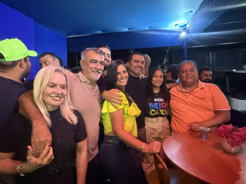 Abertura do Miracaxi reforça popularidade do governador, tem grupos locais políticos prestigiados, Wanderlei e Amélio em cima do trio e presença de Gomes e prefeitos 