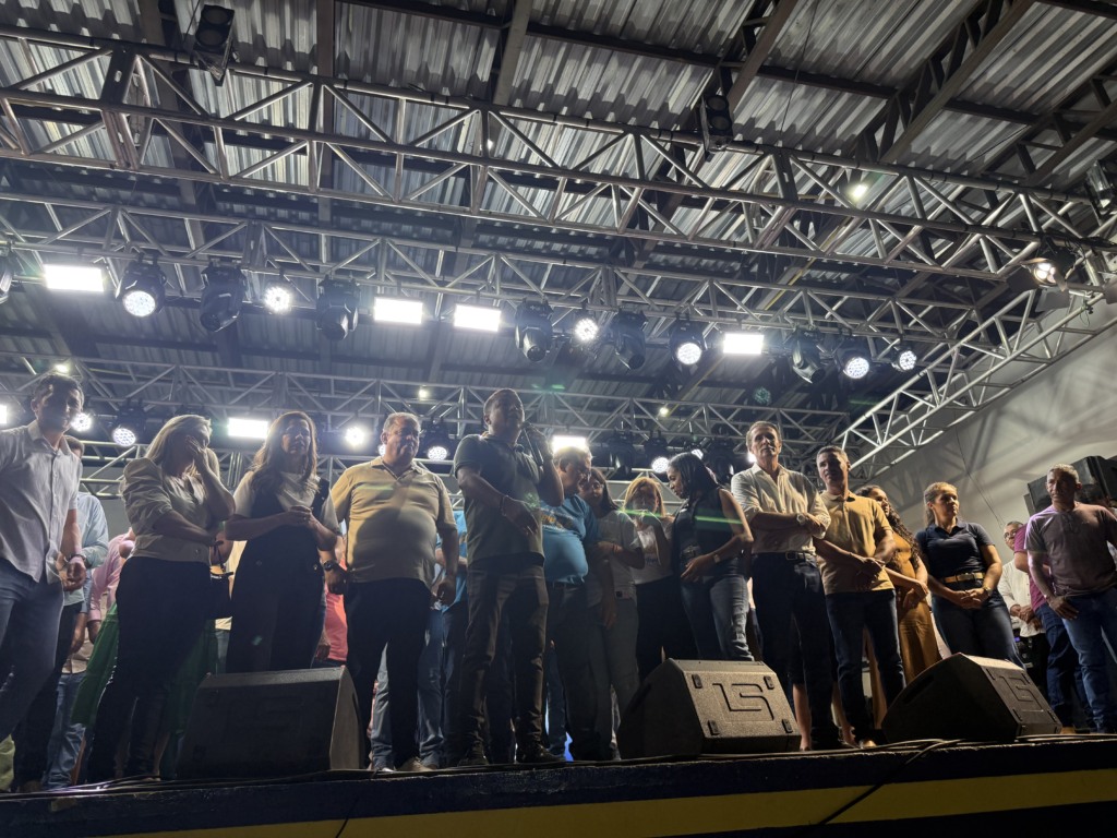 Retorno de Eduardo Siqueira repercute no aniversário de Jair: Auri pede aplausos para prefeito e deputado diz que os verdadeiros permaneceram na hora da dificuldade Retorno de Eduardo Siqueira repercute no aniversário de Jair: Auri pede aplausos para prefeito e deputado diz que os verdadeiros permaneceram na hora da dificuldade