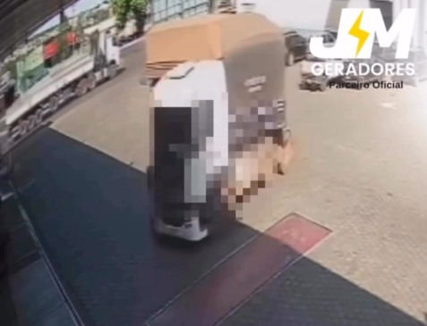 Jovem sofre fratura exposta após bater em carreta em posto de combustíveis no TO; VÍDEO