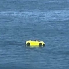 Jetski com visual de Lamborghini vira atração na Praia da Graciosa e bomba nas redes; VÍDEO