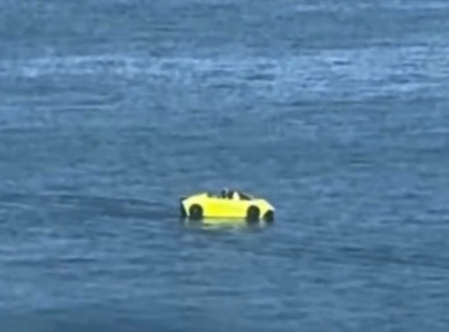 Jetski com visual de Lamborghini vira atração na Praia da Graciosa e bomba nas redes; VÍDEO