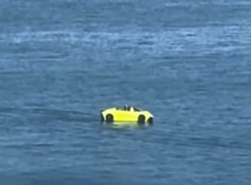 Jetski com visual de Lamborghini vira atração na Praia da Graciosa e bomba nas redes; VÍDEO