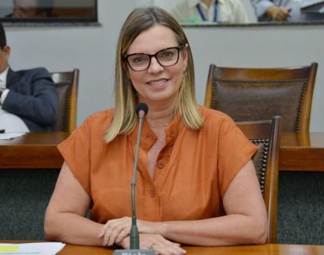Deputada Claudia Lelis propõe mudança na Lei 1.818 para garantir remoção de servidoras vítimas de violência doméstica