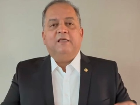 De Portugal, Eduardo Gomes pede prudência na capital, defende estabilidade e confiança na justiça: “não medirei esforços para que seja respeitada a vontade popular”