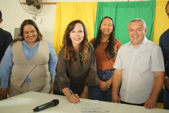 Senadora Professora Dorinha entrega 15 máquinas de costura em Luzimangues