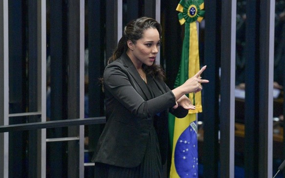 Intérprete de Libras - Foto Pedro França/Agência Senado