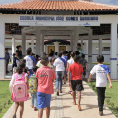 Para as crianças matriculadas no primeiro semestre do ano, não há necessidade de renovação de matrícula. Já na EJA, as matrículas são feitas todo semestre