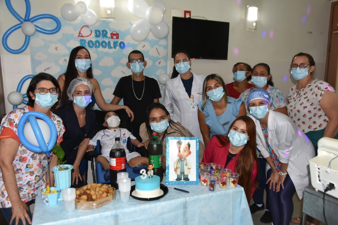 Equipe multiprofissional durante festa de aniversário do pequeno Rodolfo - Foto: Luciana Barros-Governo do Tocantins