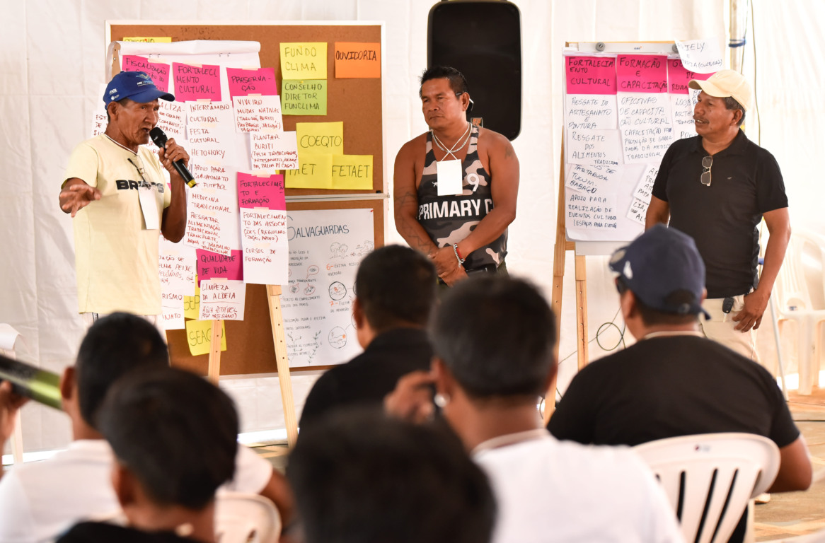 Lideranças indígenas e representantes do Governo do Tocantins dialogam durante oficina participativa do JREDD+ na Ilha do Bananal, reforçando o protagonismo das comunidades locais na construção de políticas climáticas - Foto: Mariana Di Pietro