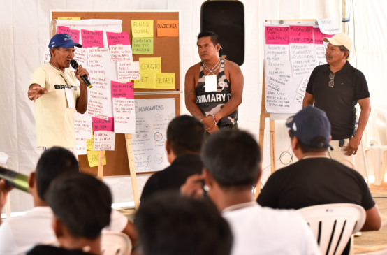 Lideranças indígenas e representantes do Governo do Tocantins dialogam durante oficina participativa do JREDD+ na Ilha do Bananal, reforçando o protagonismo das comunidades locais na construção de políticas climáticas - Foto: Mariana Di Pietro