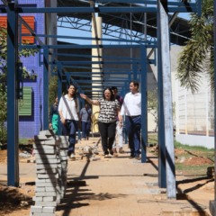 Pastor Carlos Velozo durante visita a unidades em reforma da rede municipal de Educação – Foto Edu Fortes