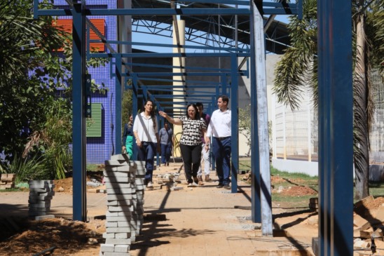 Pastor Carlos Velozo durante visita a unidades em reforma da rede municipal de Educação – Foto Edu Fortes