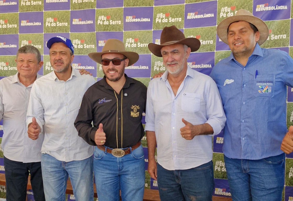 Em Recursolândia, Amélio Cayres foi recebido pelo prefeito Vinicius e pelos deputados Ivory de Lira e Luciano Oliveira - Foto: Ascom Amélio Cayres/Divulgação Em Recursolândia, Amélio Cayres foi recebido pelo prefeito Vinicius e pelos deputados Ivory de Lira e Luciano Oliveira - Foto: Ascom Amélio Cayres/Divulgação