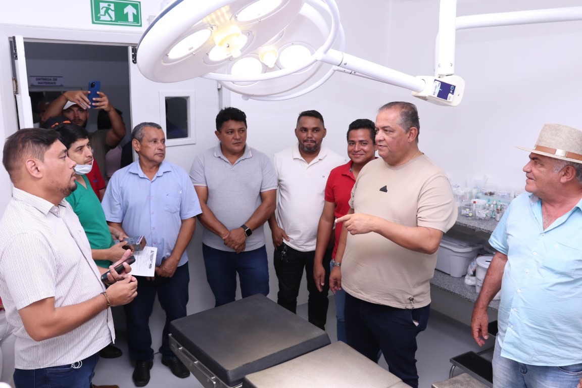 No Bico: Eduardo Gomes visita Hospital Municipal de Araguatins, libera mais recursos e articula van da hemodiálise