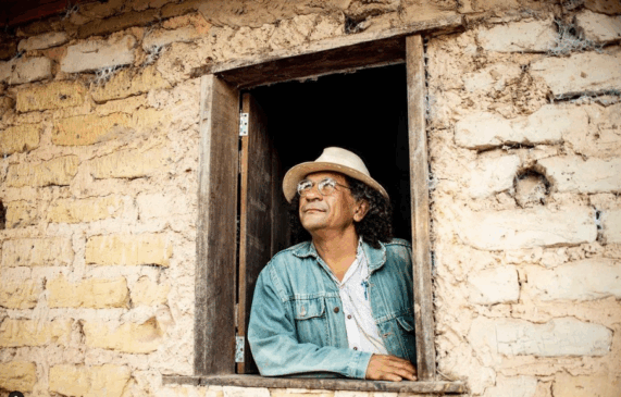 Circuito musical dirigido por Genésio Tocantins leva apresentações artísticas para praias do Estado 