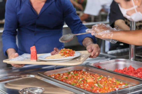 Refeições servidas em restaurantes comunitários são planejadas por nutricionistas – Foto: Júnior Suzuki