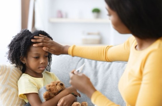 Doença comum na infância causa febre e preocupa mães e pais