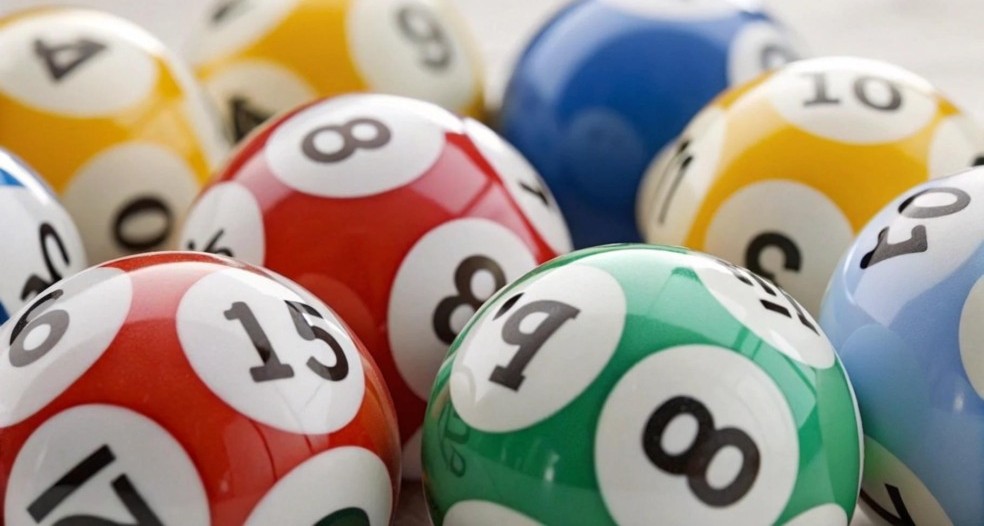 Por que jogar na loteria é uma opção tão popular? Por que jogar na loteria é uma opção tão popular?
