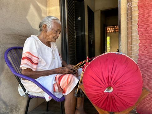 Dona Regina de 102 anos desenvolve bordado de labirinto - Foto: Marcelo Rodrigues/Governo do Tocantins 