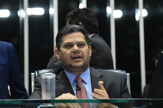 O presidente do Senado (sentado) disse que tomou a decisão devido ao quórum baixo, à divisão de opiniões entre os senadores e aos pedidos de adiamento feitos por líderes partidários - Foto: Carlos Moura/Agência Senado