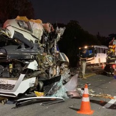 Acidente entre micro-ônibus e caminhão na BR-153, em Porangatu — Foto: Fotos: Divulgação/Corpo de Bombeiros