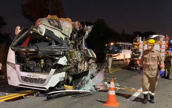 Acidente entre micro-ônibus e caminhão na BR-153, em Porangatu — Foto: Fotos: Divulgação/Corpo de Bombeiros