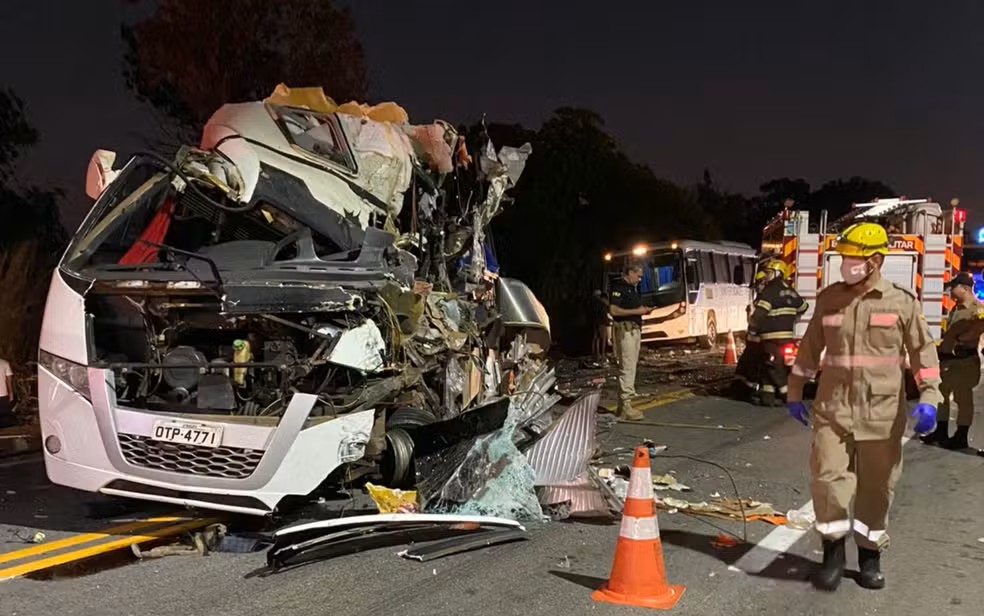 Acidente entre micro-ônibus e caminhão na BR-153, em Porangatu — Foto: Fotos: Divulgação/Corpo de Bombeiros Acidente entre micro-ônibus e caminhão na BR-153, em Porangatu — Foto: Fotos: Divulgação/Corpo de Bombeiros