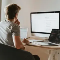 Conteúdos que imitam comunicações oficiais, com links maliciosos e anexos perigosos, podem ser usados para roubar dados e instalar vírus — Foto: olia danilevich/Pexels