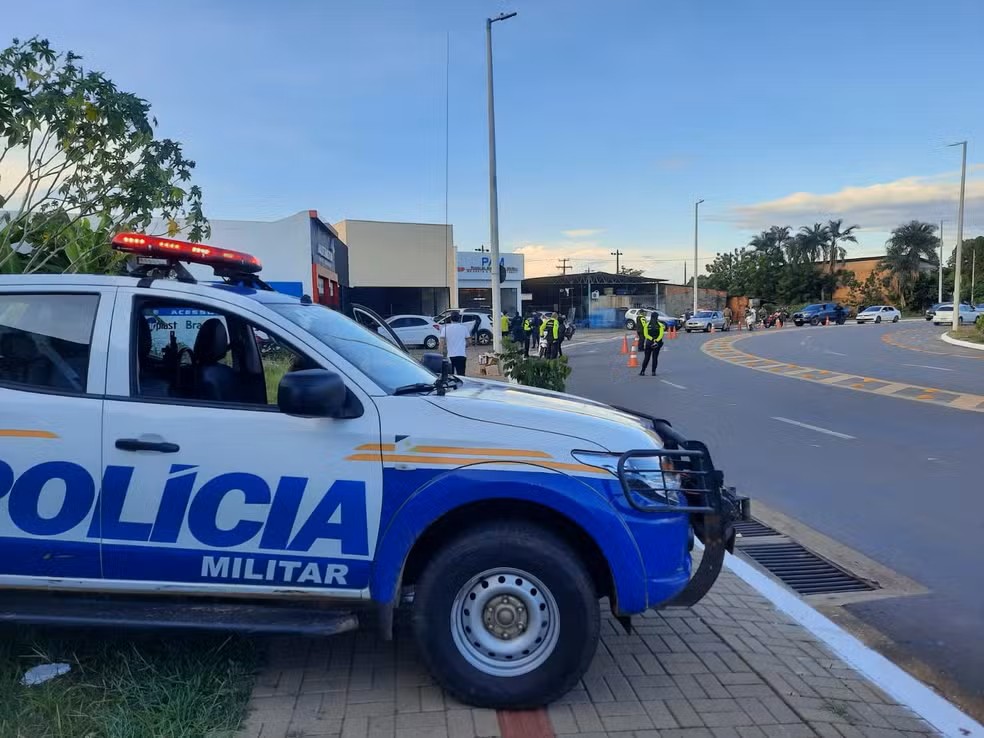 Homem foi baleado dentro de casa e morreu em rua de Araguaína — Foto: Divulgação/PMTO