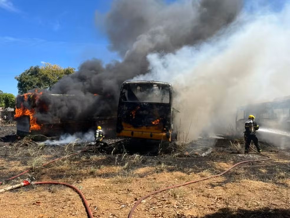 As chamas atingiram três sucatas de
ônibus no Jardim Aureny IV — Foto: Divulgação/Bombeiros As chamas atingiram três sucatas de
ônibus no Jardim Aureny IV — Foto: Divulgação/Bombeiros