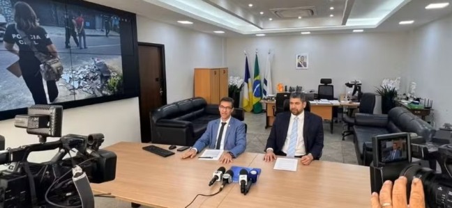 Secretário Bruno Azevedo e delegado-geral Claudemir Ferreira — Foto: Kaliton Mota/TV Anhanguera