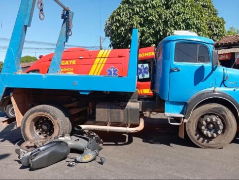 Acidente entre caminhão e moto em Colinas do Tocantins — Foto: Divulgação/Bombeiros