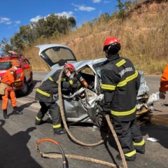 Carro envolvido em acidente na TO-050, próximo a Dianópolis — Foto: Corpo de Bombeiros/Divulgação