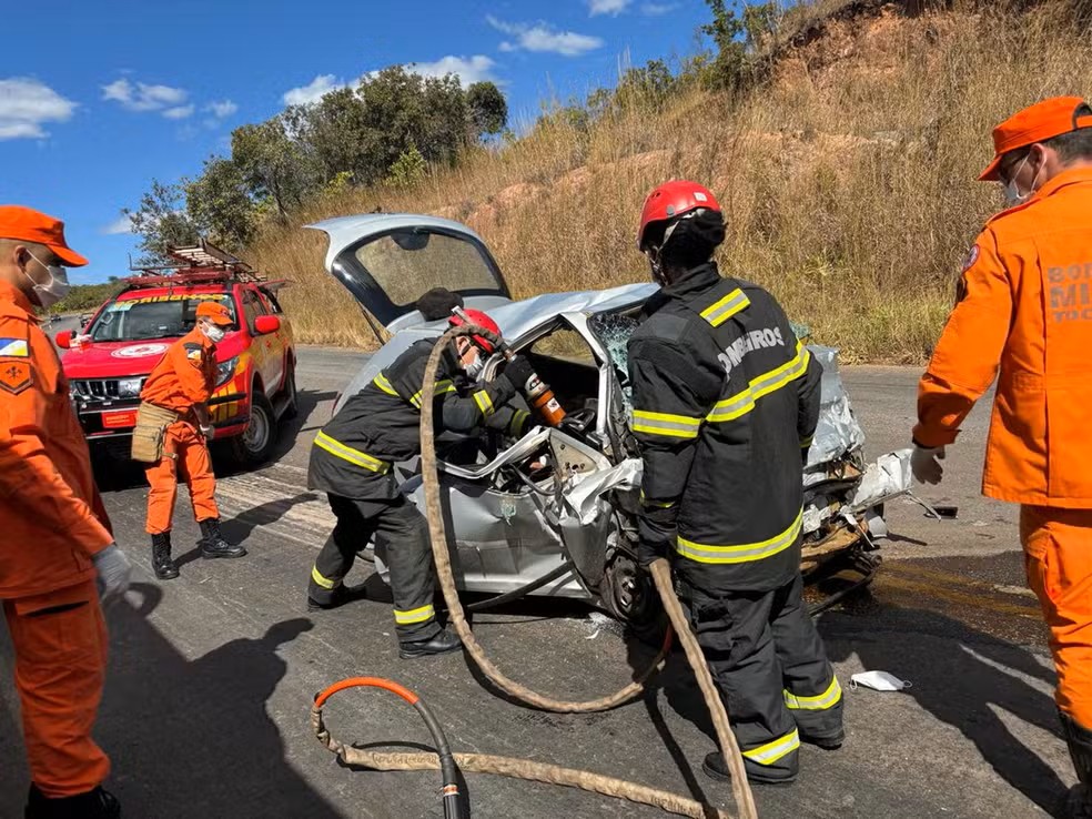 Carro envolvido em acidente na TO-050, próximo a Dianópolis — Foto: Corpo de Bombeiros/Divulgação Carro envolvido em acidente na TO-050, próximo a Dianópolis — Foto: Corpo de Bombeiros/Divulgação