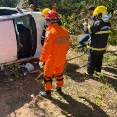 Duas pessoas morrem e seis ficam feridas após carro capotar e bater em árvore na TO-010 — Foto: Corpo de Bombeiros/Divulgação