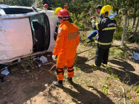 Duas pessoas morrem e seis ficam feridas após carro capotar e bater em árvore na TO-010 — Foto: Corpo de Bombeiros/Divulgação