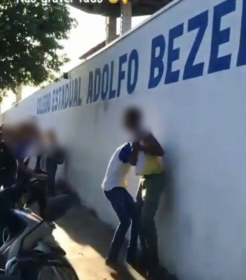 Adolescentes durante briga em frente a escola - Foto: Reprodução Vídeo
