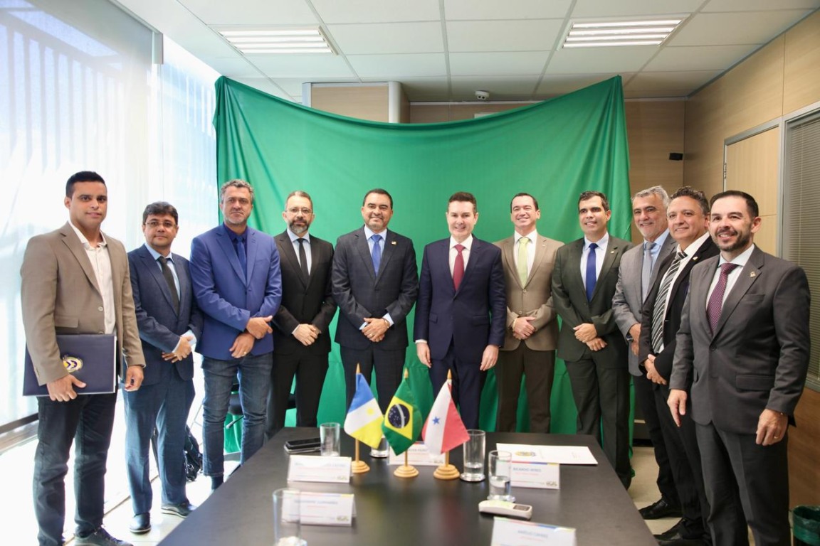 Em agenda com ministro das Cidades, Jader Barbalho Filho, para ampliação do Minha Casa Minha Vida - Foto: Thiago Cruz/Governo do Tocantins