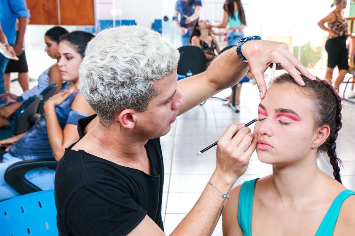 Cursos em Palmas oferecem materiais e ensinam alunas o passo a passo da maquiagem - Foto: Carlessandro Souza/Governo do Tocantins 