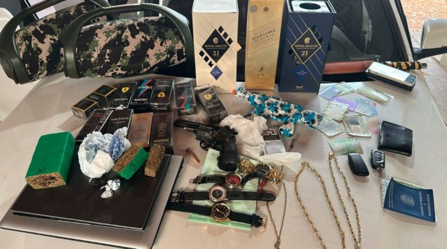 Drogas, perfumes, bebidas e relógios foram apreendidos na operação - Foto: Divulgação PCTO