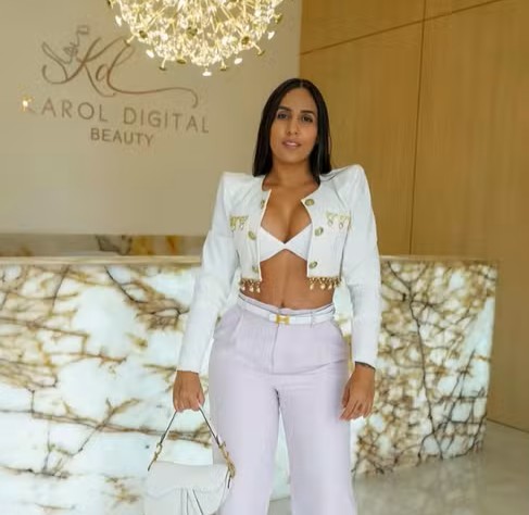 Karol Digital em salão de beleza e promoção de produtos da sua empresa — Foto: Karol Digital/Instagram/Reprodução
