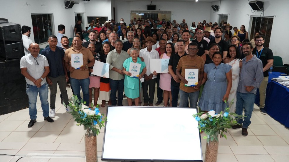 Moradores de São Félix do Tocantins comemoram pela primeira vez o recebimento de títulos de imóveis - Foto: Rondinelli Ribeiro - TJTO Moradores de São Félix do Tocantins comemoram pela primeira vez o recebimento de títulos de imóveis - Foto: Rondinelli Ribeiro - TJTO
