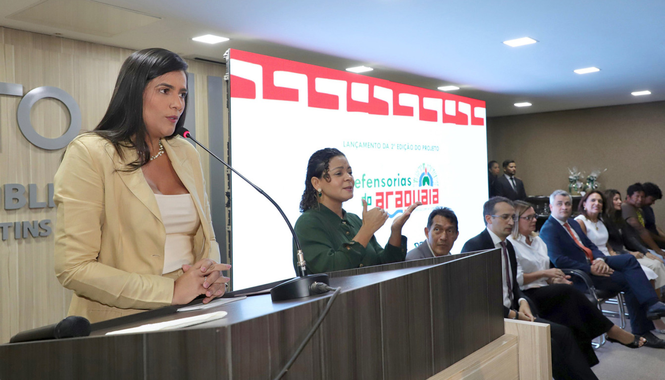 Primeira-dama e secretária de Participações Sociais, Karynne Sotero, durante discurso no lançamento da 2ª edição do projeto Defensorias do Araguaia em Palmas - Foto: Loise Maria/Governo do Tocantins Primeira-dama e secretária de Participações Sociais, Karynne Sotero, durante discurso no lançamento da 2ª edição do projeto Defensorias do Araguaia em Palmas - Foto: Loise Maria/Governo do Tocantins