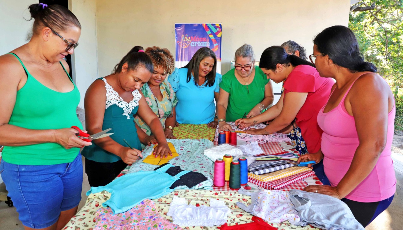 Curso em São Félix oferece materiais e ensina alunas a preparar os moldes dos enxovais que serão doados - Foto: Loise Maria/Governo do Tocantins
